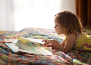 KIEDY ZACZĄĆ UCZYĆ DZIECKO CZYTAĆ?